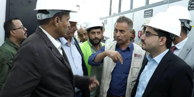 محافظ أبين ونائب وزير المياه يطلعان على نشاط مؤسسة المياه وسير العمل في محطة آبار الحصن