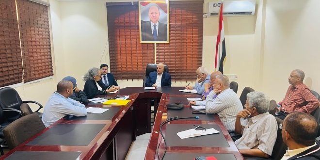 وزير المياه يبحث مع اليونيسيف الآليات العاجلة لإمدادات المياه في مدينة تعز