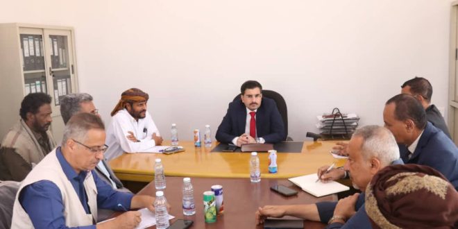 نائب وزير المياه والبيئة يلتقي مديري فروع مؤسسة المياه بالمهـرة ويشدد على تعزيز الأداء