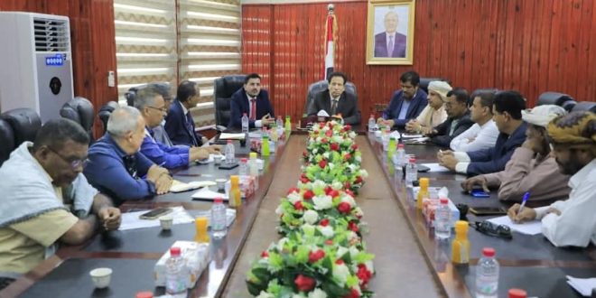 محافظ المهرة ونائب وزير المياه والبيئة يناقشان تعزيز خدمات المياه والصرف الصحي في المحافظة