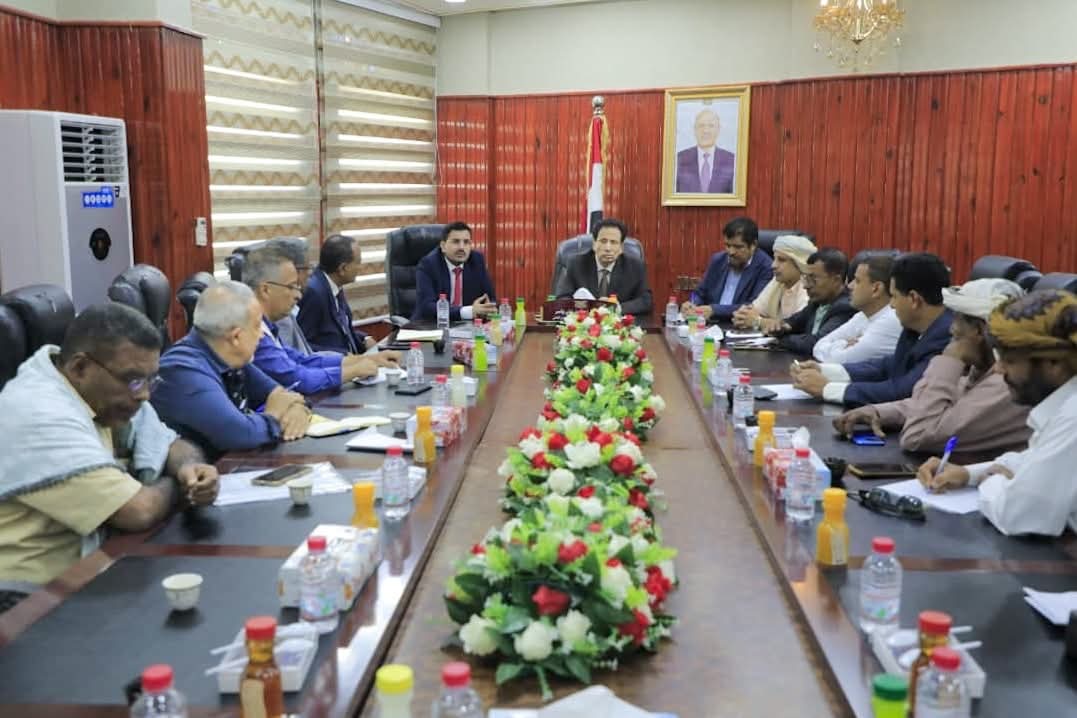 محافظ المهرة ونائب وزير المياه والبيئة يناقشان تعزيز خدمات المياه والصرف الصحي في المحافظة